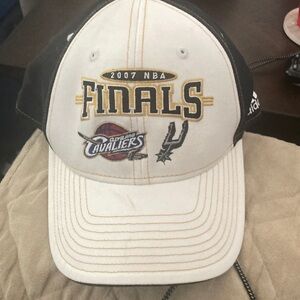 Cleveland Cavaliers-San Antonio Spurs 2007 NBA Finals hat.
One size fits all